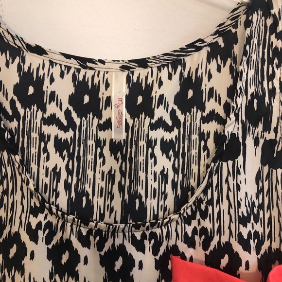 Sleeveless blouse. - Picture 2 of 3